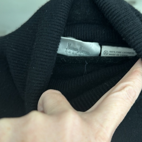 Neiman Marcus 100% Cashmere black turtleneck. - Picture 2 of 5